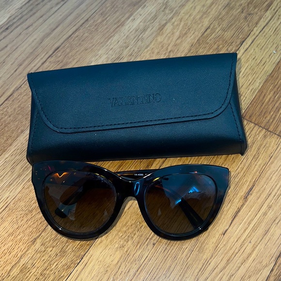 Valentino cat eye sunglasses (polarized) - Picture 1 of 3